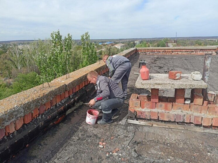 Марий Эл ремонтирует крышу многоэтажки в Куйбышево на Запорожье