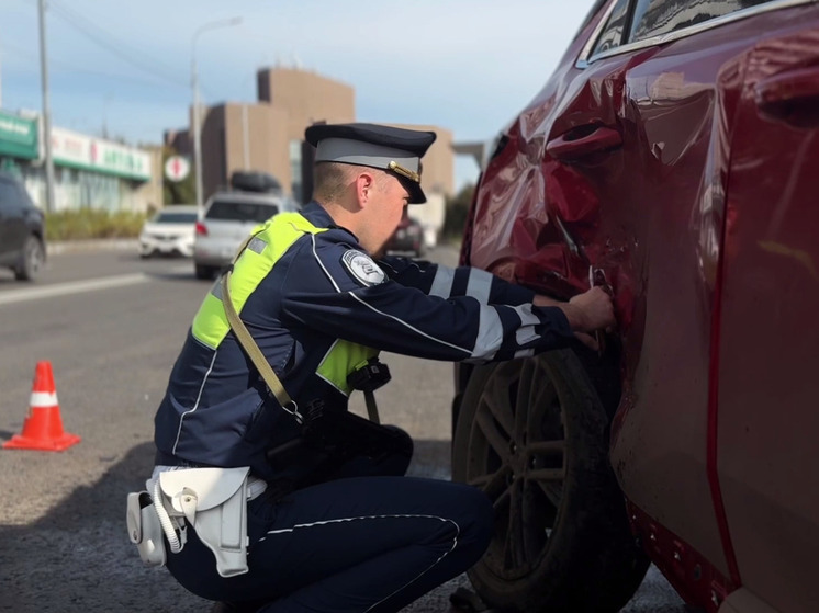 В Красноярске автомобиль сбил мотоциклиста на улице Дубровинского