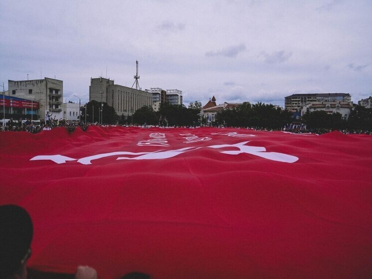 В Евпатории развернули самое большое в мире Знамя Победы