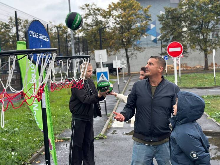 В Архангельске продолжается акция «Переходи на зеленый» для школьников