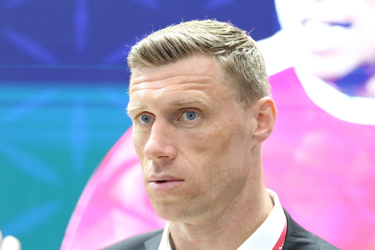 Юная блондинка составила компанию футболисту на светском мероприятии