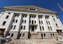 За ходом восстановления здания Мариупольского драмтеатра, взорванного в 2022 году украинскими боевиками при отступлении из города, который у Незалежной уже не было шансов удержать, несколько лет следила вся страна