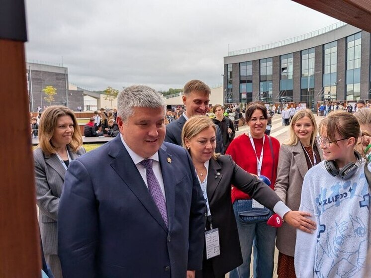 Дронов оценил разработки юных новгородцев на Чемпионате высоких технологий