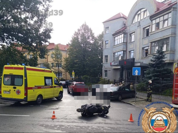 В Калининграде подростки на скутере попали под колёса машины