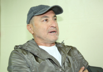 Как уже сообщалось, руководитель известного коллектива, 63-летний Михаил Турецкий попал в больницу, где ему сделали операцию по замене тазобедренного сустава