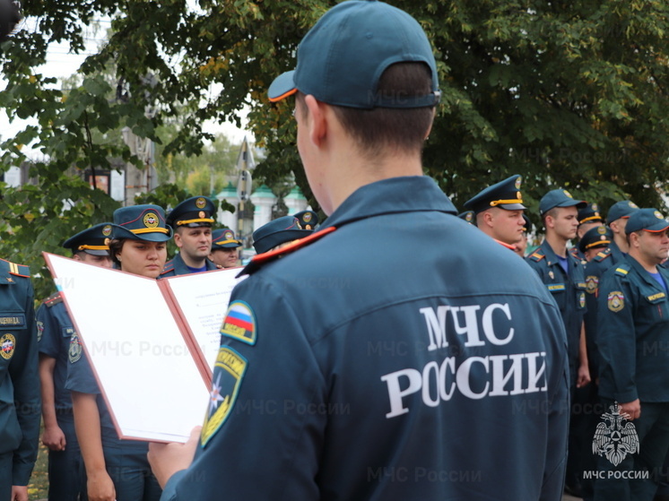 В Курске приняли присягу спасатели-новобранцы