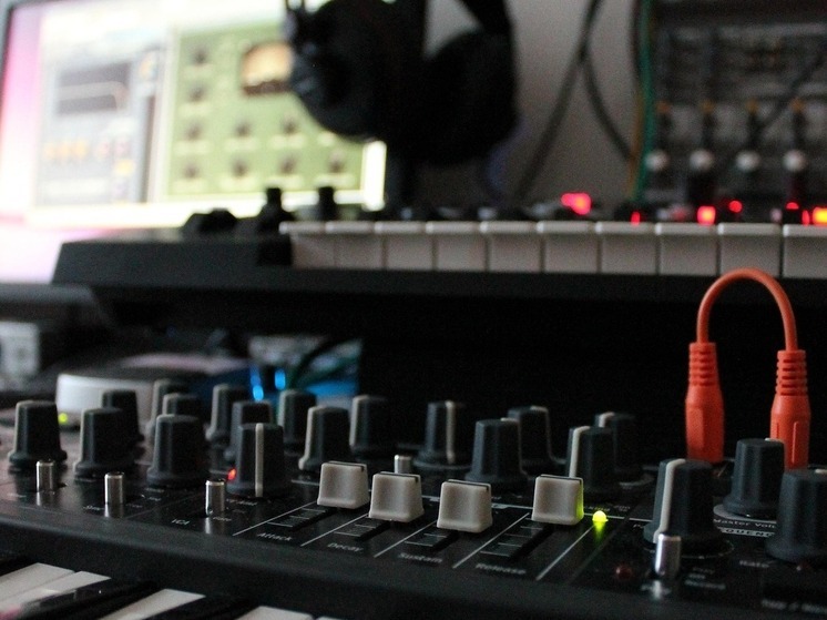 В Петербурге мужчина сорвал урок вокала и разгромил студию