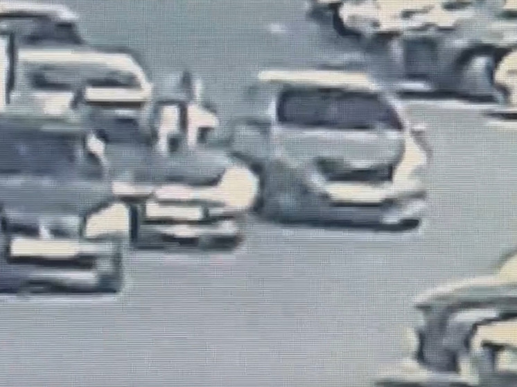В Курске мужчина повредил автомобиль, спрыгнув на него с крыши