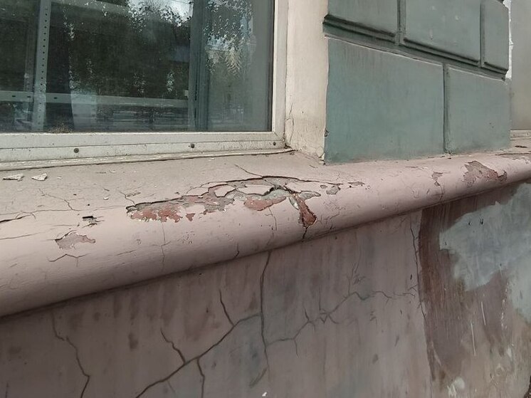 Разрушающийся фасад дома на Строителей в Барнауле привлек внимание Бастрыкина