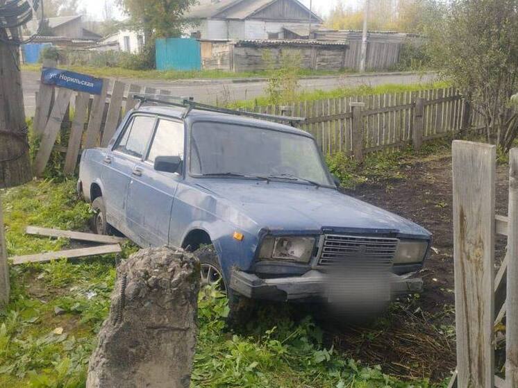 Подросток угонял машину матери и врезался в забор в Ачинске