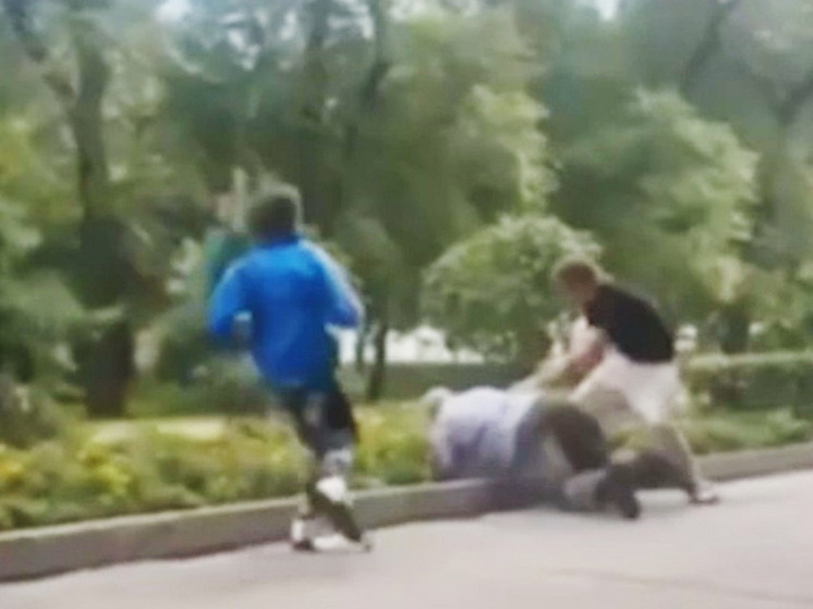 Amur Mash: в Хабаровске школьники избили пенсионера и сняли это на видео