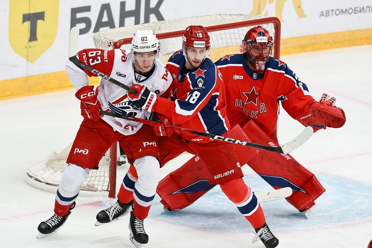 Действующий чемпион КХЛ громит одного из главных претендентов на титул, в который перешел их прошлый наставник