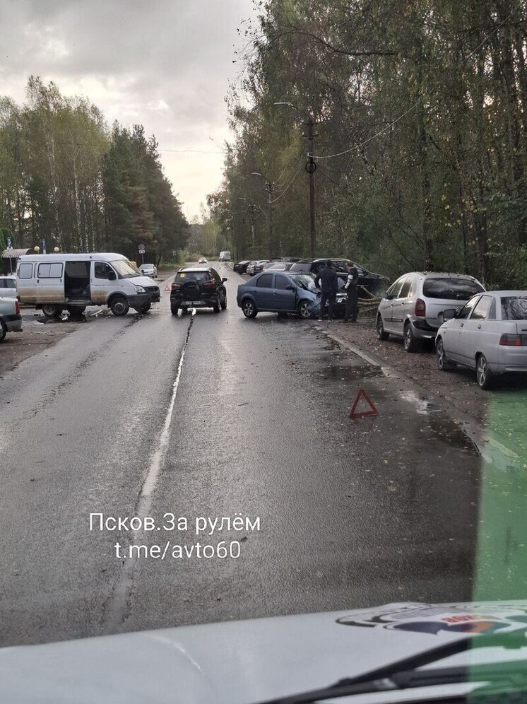 "Газель" против "Рено": ДТП у популярного псковского бара мешает движению