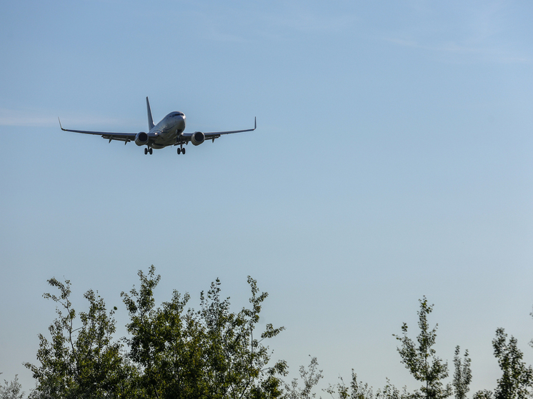 Летевший из Пекина в Иркутск самолет приземлился на территории авиазавода