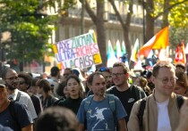 Сотни тысяч людей вышли на уличные демонстрации по всей Франции, когда профсоюзы провели однодневную забастовку, чтобы оказать давление на нового премьер-министра Себастьена Лекорню с требованием пересмотреть бюджетные сокращения и принять меры в отношении заработной платы, пенсий и государственных услуг
