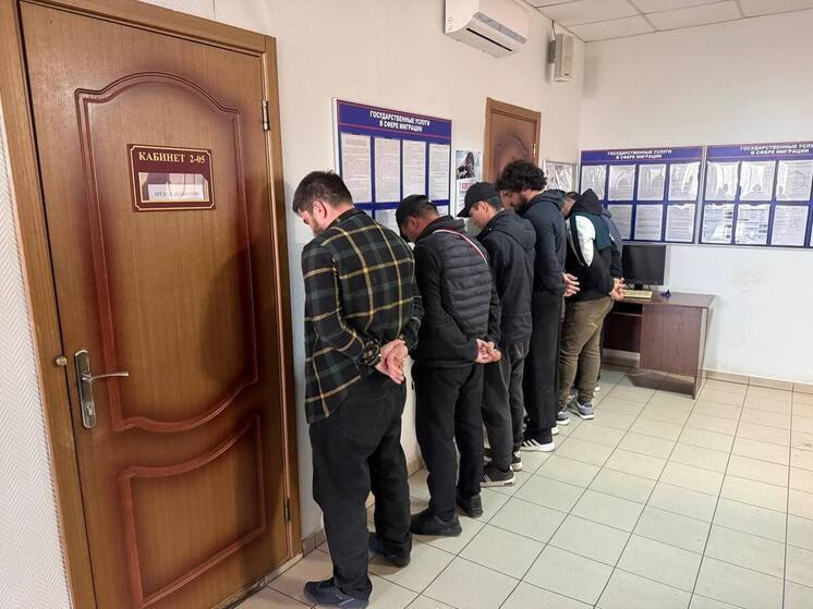 Пятерых мигрантов-таксистов выдворят из России после рейда у красноярского аэропорта
