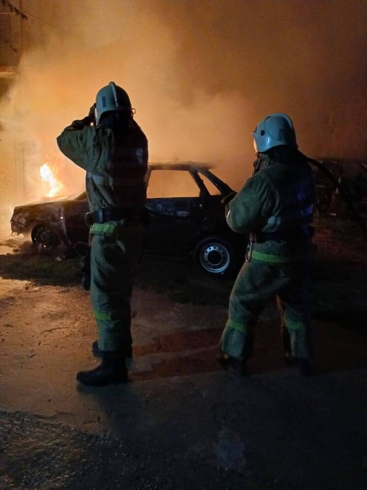 Под Феодосией спасатели потушили горящий автомобиль