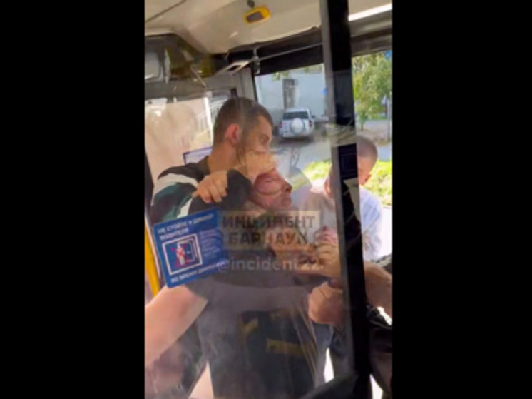 Три дня назад в Барнауле группа молодых парней напала на водителя автобуса, который потребовал оплатить проезд. Они избили шофера, а один из нападавших даже начал душить мужчину. По факту происшествия следователи возбудили уголовное дело о покушении на убийство. Ход расследования поставила на контроль региональная прокуратура.