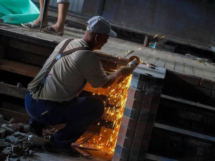 В ЛНР строители демонтируют старую отделку в будущем Молодёжном центре Алчевска