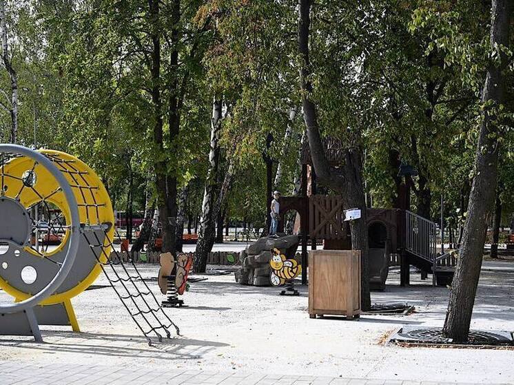 В Шахтерске с учётом пожеланий жителей благоустраивают сквер у памятника Ленину