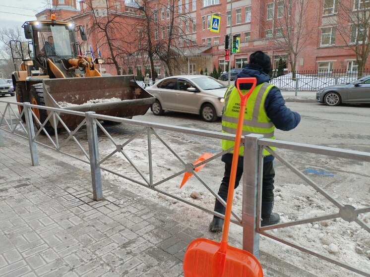 Петербург заготовит на зиму 168 тысяч тонн соли и 68 тысяч тонн песка