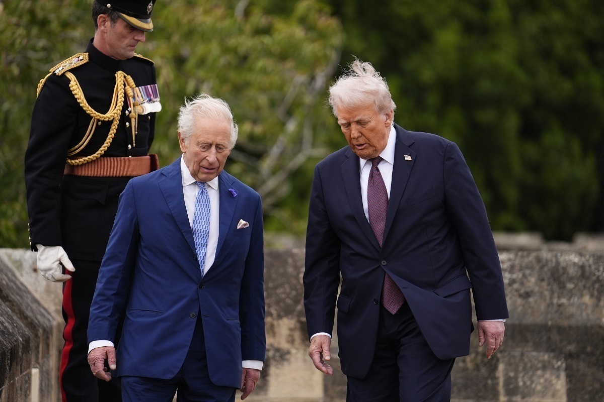 Политолог заявил, что Трамп не хотел доминировать, похлопав Карла III по спине