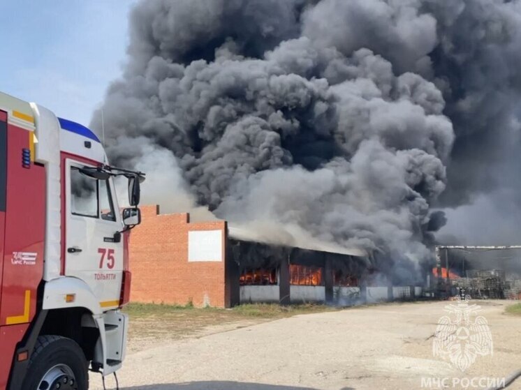 Огонь охватил склад лакокрасочных материалов в Самарской области 19 сентября