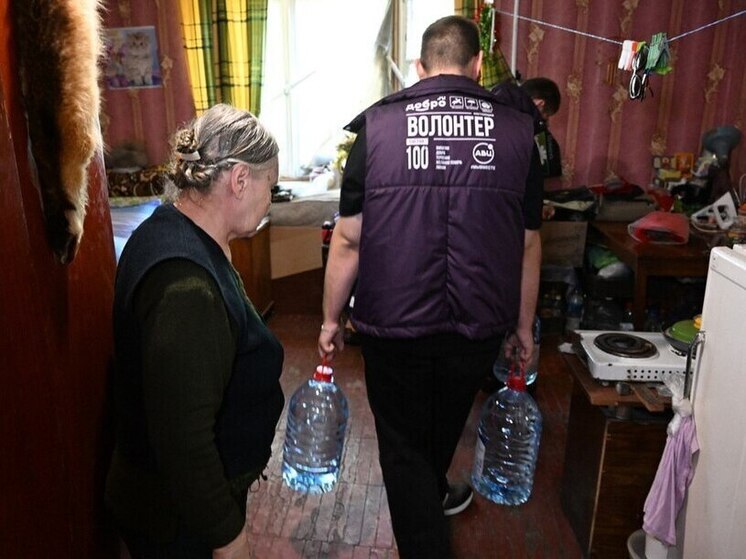 Более трех тонн воды раздали волонтеры жителям прифронтового района Донецка