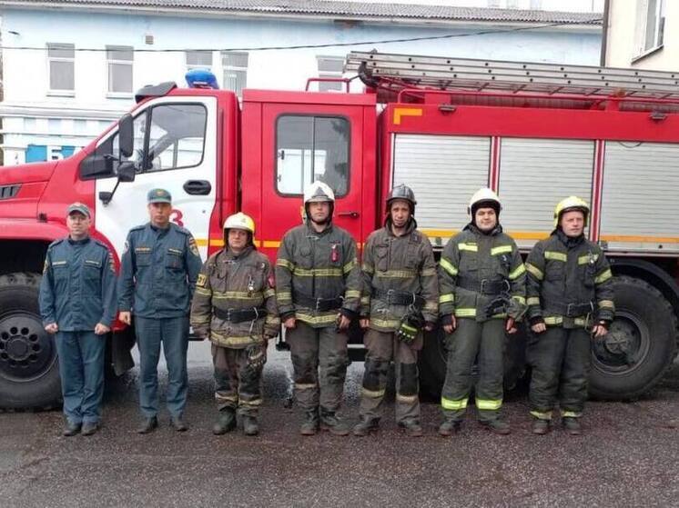 Жильцы дома в Твери поблагодарили пожарных за оперативную и профессиональную работу
