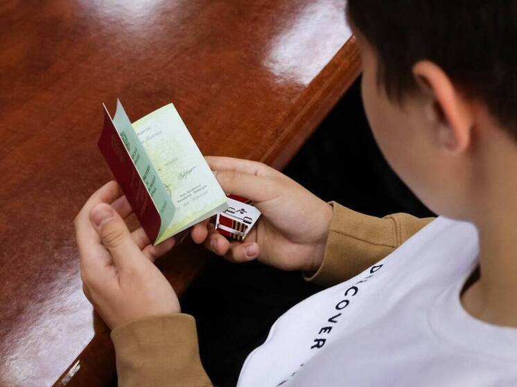 Глава Новомосковска передал награды семьям павших героев