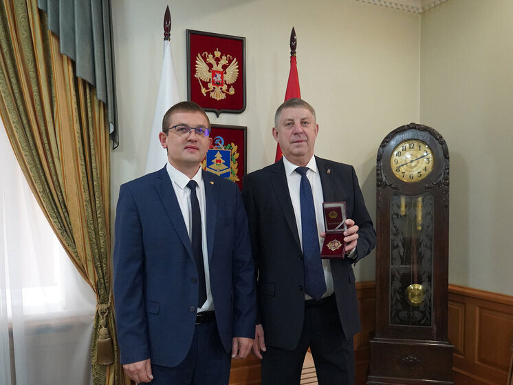 Губернатору Брянской области Александру Богомазу вручили Почетный знак  «От благодарного народа ЛНР»