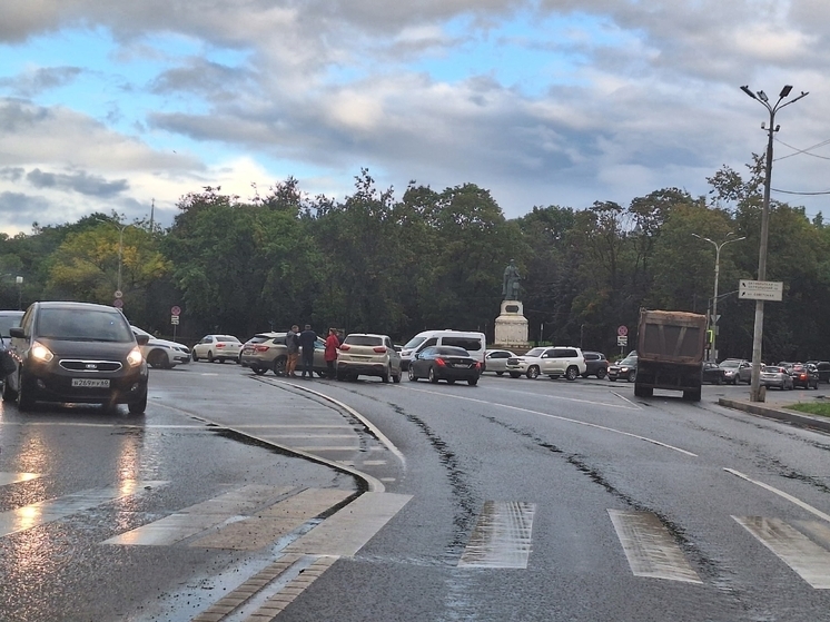 Авария в центре Пскова на круговом перекрестке парализовала движение