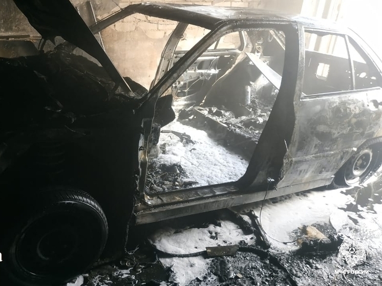 В полдень в Костроме гараж с автомобилем превратился в кучу пепла