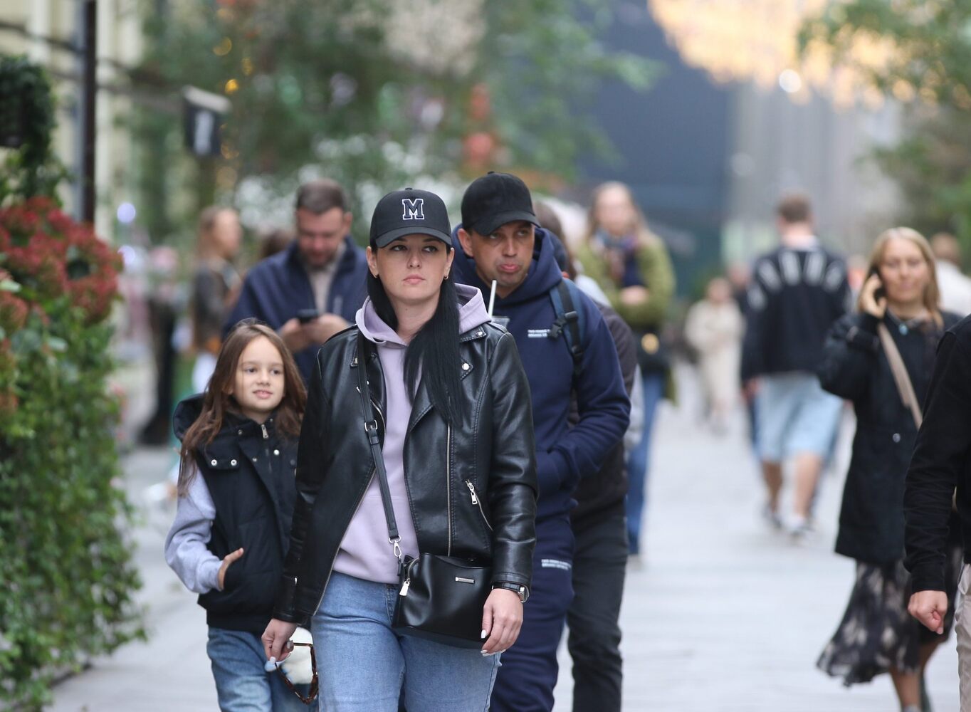 Улыбающаяся женщина в городе