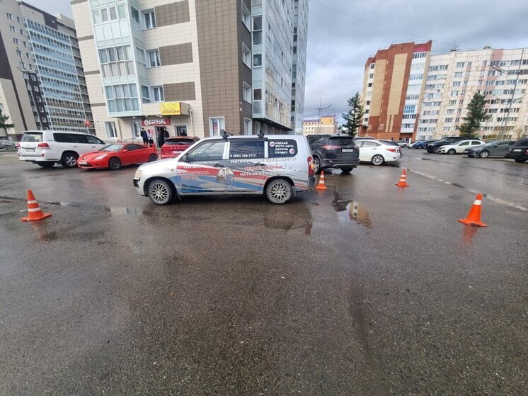 Авто снесло пешехода во дворе Нового Уренгоя