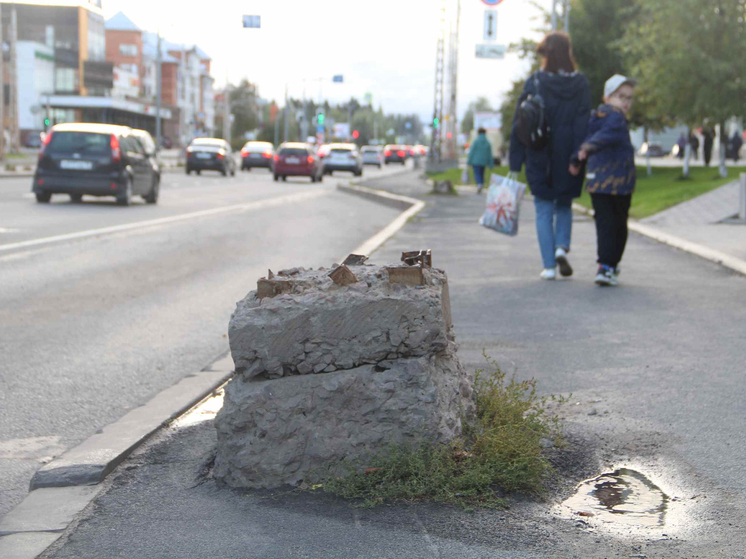 Власти спилят торчащую арматуру на тротуаре в Петрозаводске