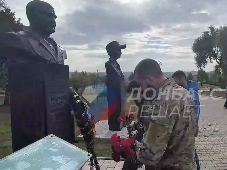 В Донецке в День независимости Южной Осетии возложили цветы к памятнику Героя ДНР Олега Мамиева
