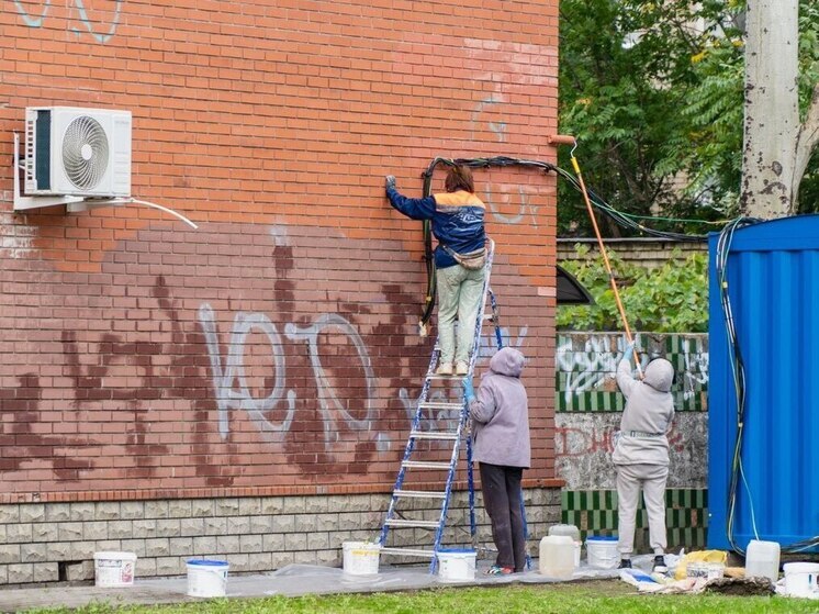 В Мелитополе устраняют вандальные надписи на центральных улицах