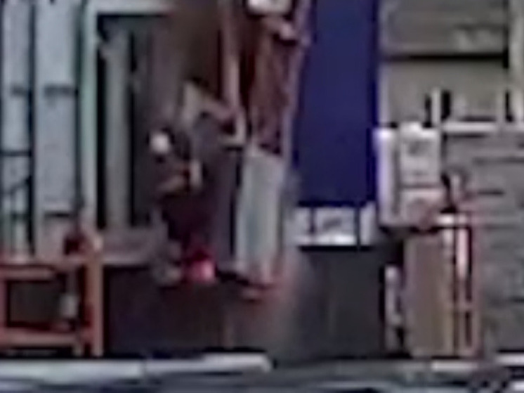 Двое рабочих чуть не погибли в рухнувшей люльке на стройке в Башкирии