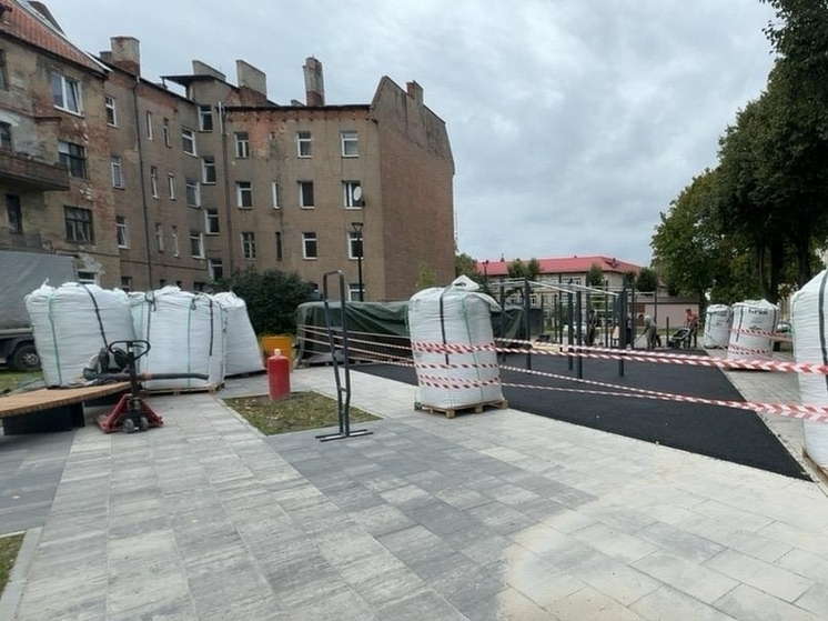 В Черняховске начали укладку покрытия в сквере на Комсомольской