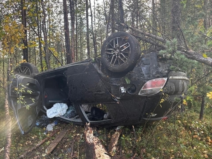 В Мурманской области пожарные вызволили пострадавшего из перевернувшейся машины