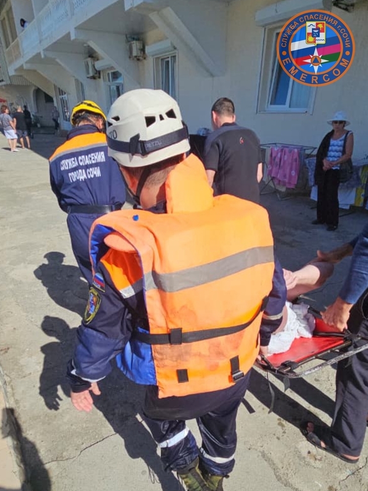 Спасатели достали из моря тонущего мужчину в Сочи