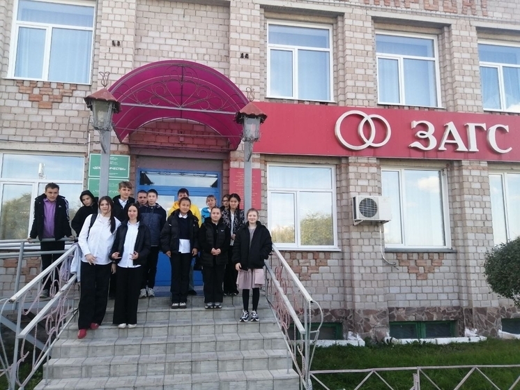 Сотрудники ЗАГСа Хакасии рассказали школьникам о своей работе и семейных ценностях