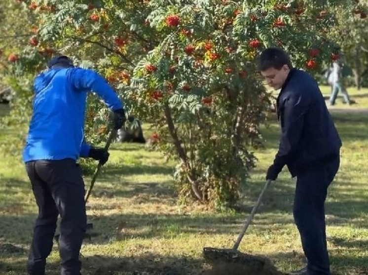 Губернатор Котюков поучаствовал в уборке сквера Победителей на общегородском субботнике