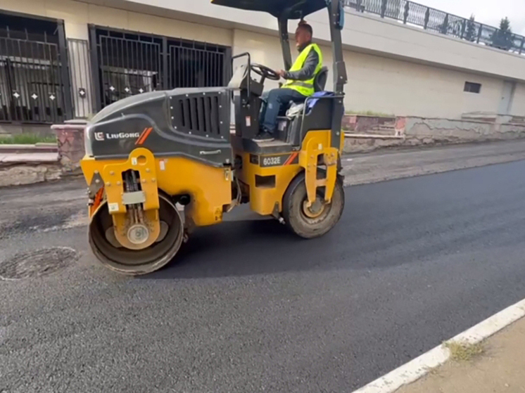 Калужские дорожники кладут асфальт в тёплые дни
