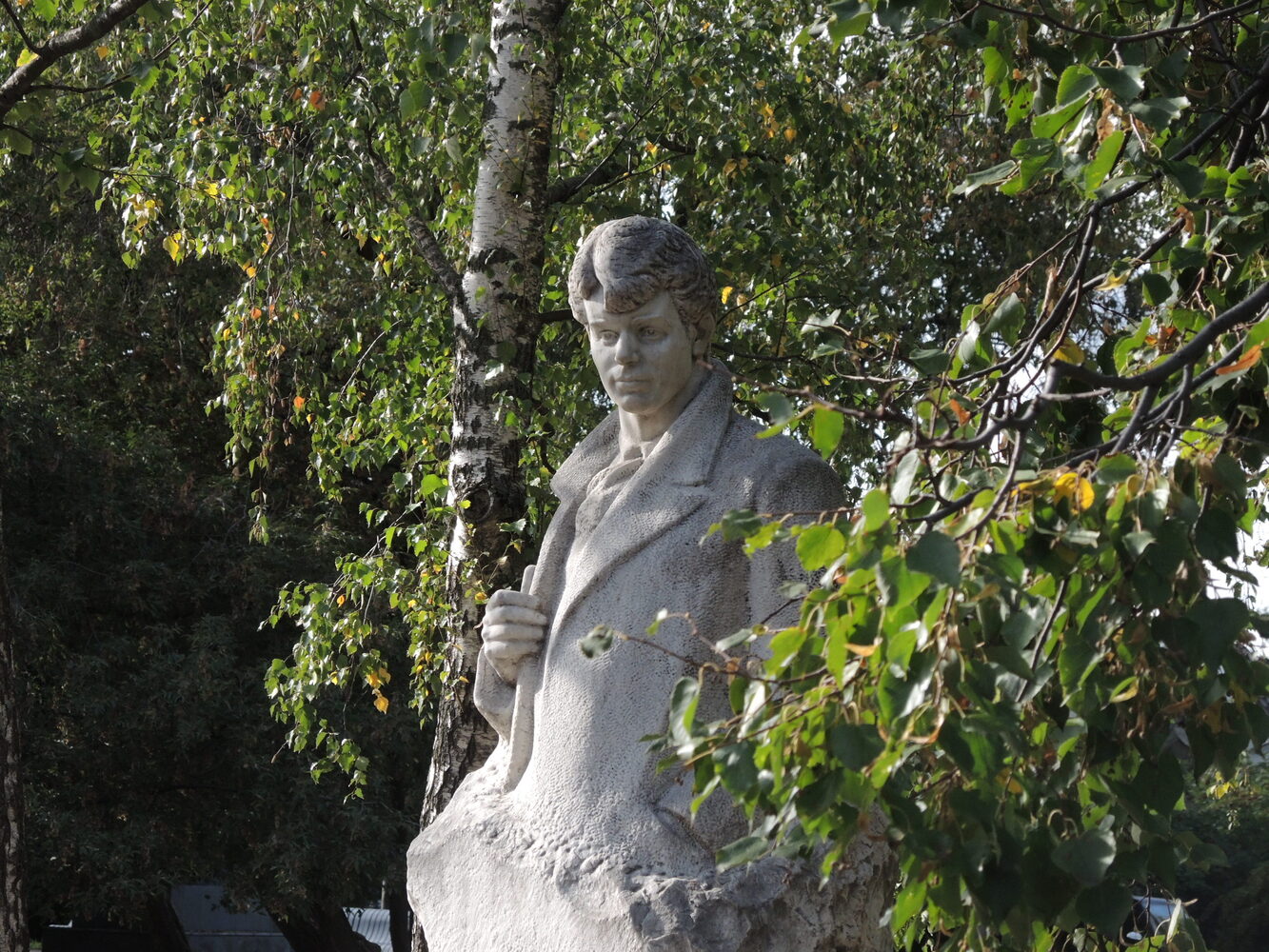 Памятник Сергею Есенину установили в «Музеоне»: фоторепортаж