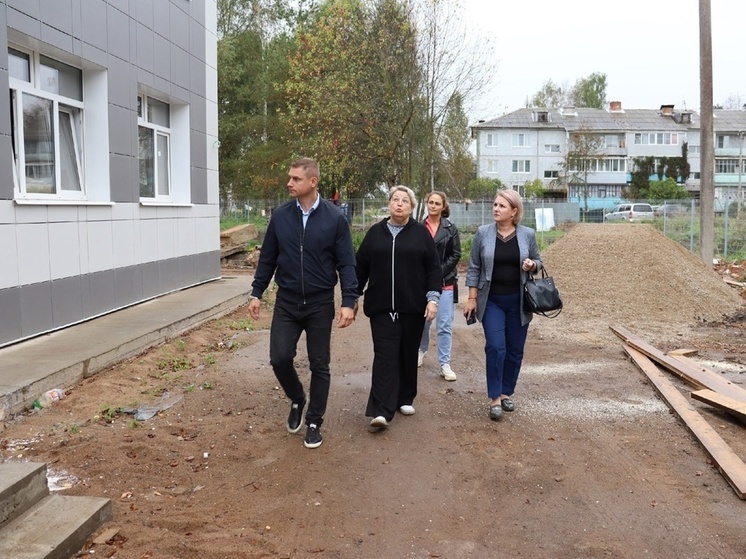 В детском саду деревни Ермолино Новгородского округа начали красить стены