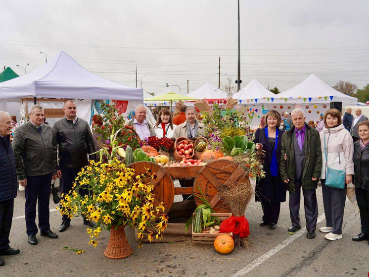 Псковский район собрал аграриев и мастеров на юбилейной сельхоз ярмарке