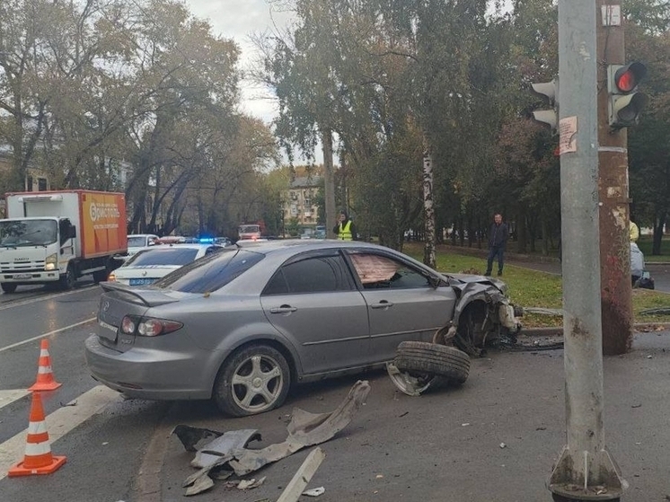 В Вологде автомобиль влетел в ограждение и задел двух подростков