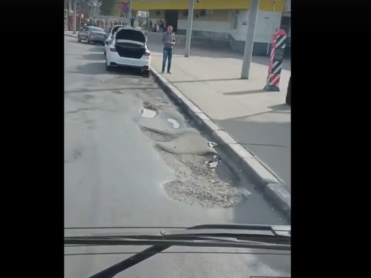 Ярославская транспортная компания показала ямы у городских остановок